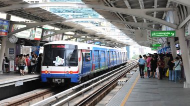 Bangkok, Tayland - 14 Mart 2014: Bts Skytrain bekleyen yolcular ile.