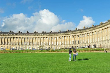 Bath, İngiltere - 12 Eylül 2014: Eski Victoria Park Simgesel Yapı Royal Crescent aşağıda.