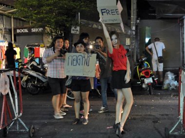 Bangkok, Tayland - 18 Mart 2012: Grup Khao San Road üzerinde ücretsiz hugs sunan öğrenci 