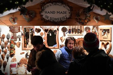 Bath, İngiltere - 4 Aralık 2016: Noel pazarı ziyaret landmark Bath Abbey çevreleyen sokaklarda alışveriş 