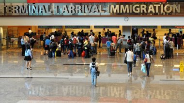 Singapur - 12 Kasım 2011: Göçmenlik kontrolü Changi Uluslararası Havalimanı'na görünümünü 