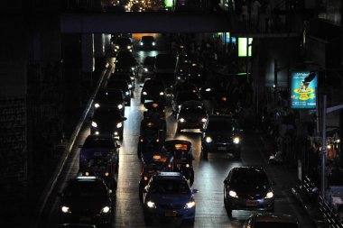 Bangkok, Tayland - 24 Kasım 2012: arabalar işlek cadde tarafından gece hareketli görünümü
