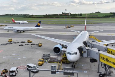 Vienna, Avusturya - 15 Mayıs 2015: Uçak Viyana Uluslararası Havalimanı uçuş kapısında