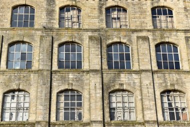 Terk edilmiş evde dış kırık camlar ile