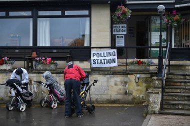 house yakınındaki arabasından çocuk ile anne