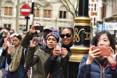 Londra, İngiltere - 4 Şubat 2017: Nhs destek gösteri sırasında fotoğraf protestocular Mart alarak Bystanders