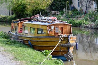 Tekne görünümünü Nehri sahilinde Park