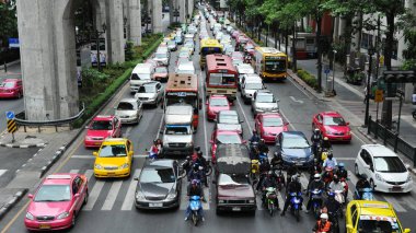 Gündüz otomobil, Bisiklet ve otobüsler ile etkin trafikte görünümünü