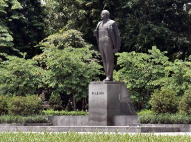 Parkta gündüz taş anıtın görünümünü 