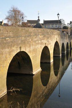 Görüş açısı eski köprü nehir yansıması ile üzerinde yıpranmış