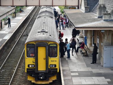 Bradford on Avon, İngiltere - 19 Nisan 2017: yatılı ve alighting kasaba demiryolu istasyonunda tren yolcuları