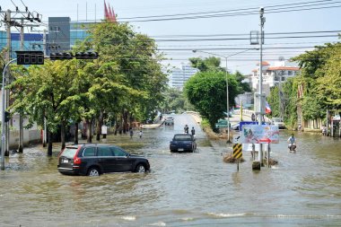 İnsanlar ve arabalar hareketli yağmur sonra su dolu sokakların görünümü 