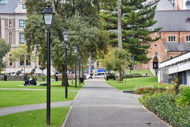 Parkta gündüzleri istirahat insan görünümü