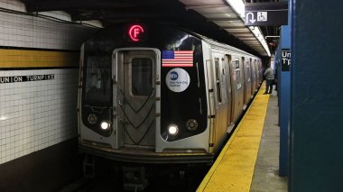 New York City, Amerika Birleşik Devletleri - 16 Kasım 2017: Union paralı yol istasyonu çekerek metro treni