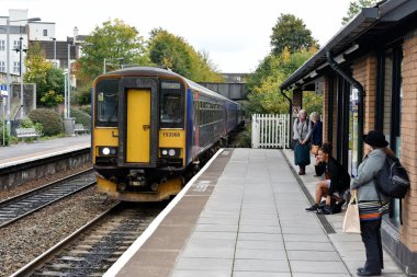 Trowbridge, İngiltere - 18 Ekim 2015: şehir merkezinde gelen tren.