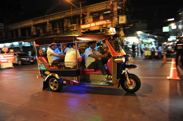 Pessoas Usando Tuk Tuk Noite — Fotografia de Stock