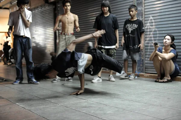 Bangkok Juni 2012 Boys Breakdancing Informella Streetdance Meet — Stockfoto