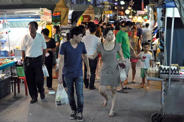 Blick Auf Multiethnische Menschen Die Durch Die Abendstraße Gehen — Stockfoto