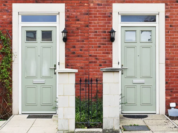 Buitenkant Van Het Huis Met Twee Deuren Hek Struiken — Stockfoto