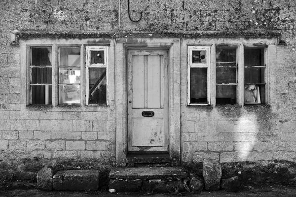 Starý Opuštěný Dům Fasádou Omšelé Rozbitá Okna — Stock fotografie