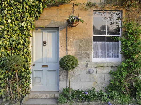 Уютный Дом Снаружи Окном Бежевым Фасадом Белой Дверью Яркими Растениями — стоковое фото