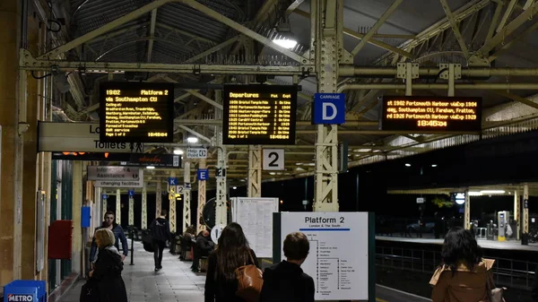 バース イギリス 2015 鉄道旅行者バース スパ駅で電車を待っています — ストック写真