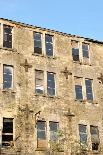 Abandonada Casa Bege Exterior Com Janelas Quebradas — Fotografia de Stock