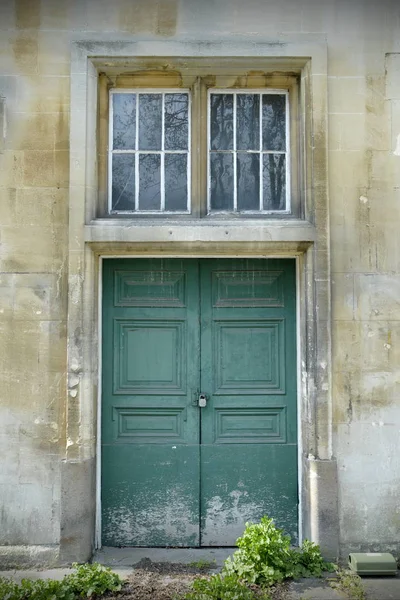 Πόρτα Πράσινο Χρωματισμένο Σπίτι Παράθυρα Στην Κορυφή — Φωτογραφία Αρχείου