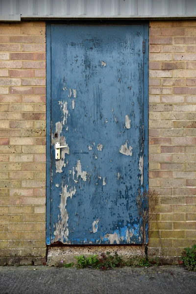 Staré Dveře Zchátralého Domu Poškrábaný Lak — Stock fotografie