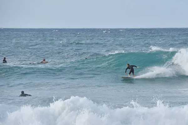 Surfistas Corajosos Montando Ondas Mar Azul Brilhante — Fotografia de Stock