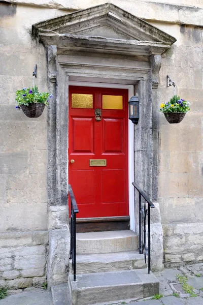 Elegante Porta Casa Rossa Con Vasi Fiori Sui Lati — Foto Stock