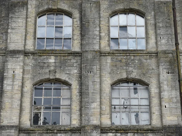 Casa Abandonada Exterior Com Janelas Quebradas — Fotografia de Stock