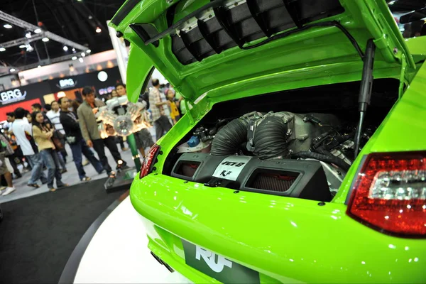 2011年12月12日 在车展上显示联阵改装保时捷发动机的看法 — 图库照片