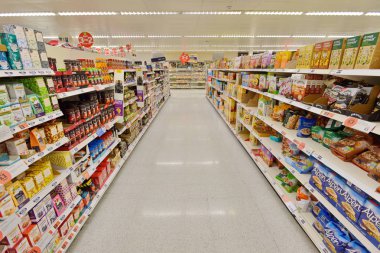 Londra, İngiltere - 3 Temmuz 2014: geniş bir varyasyon Sainsburys süpermarket ürünleri.