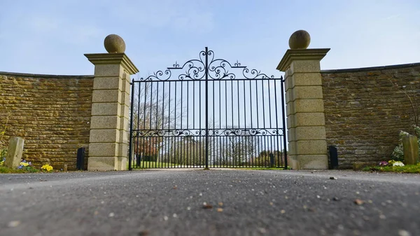 Veiligheid Poort Met Bakstenen Muur Bomen Blauwe Hemel Achtergrond — Stockfoto