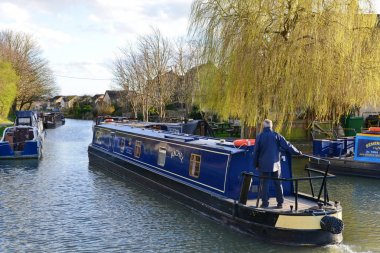 Bradford on Avon, İngiltere - 26 Mart 2015: dar kanal Kenney ve Avon gezinme tekneler.