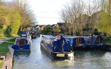 Bradford on Avon, İngiltere - 26 Mart 2015: dar kanal Kenney ve Avon gezinme tekneler.