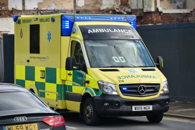 Salisbury, İngiltere - 6 Mart 2018: sarı ambulans araba City sokak