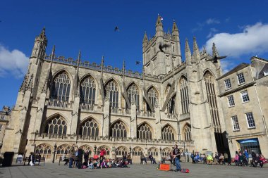 Bath, İngiltere - 9 Mayıs 2018: Turistler ve yerliler için Bath Abbey avluda toplama.