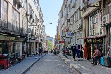 Istanbul, Türkiye - 23 Nisan 2018: Yan sokakta şehir merkezinde görünümünü.