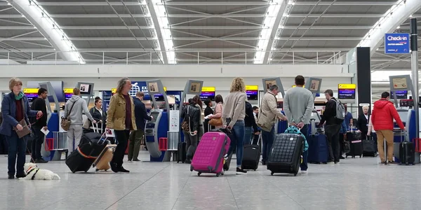 London Großbritannien April 2018 Flugreisende Checken Terminal Des Flughafens Heathrow — Stockfoto