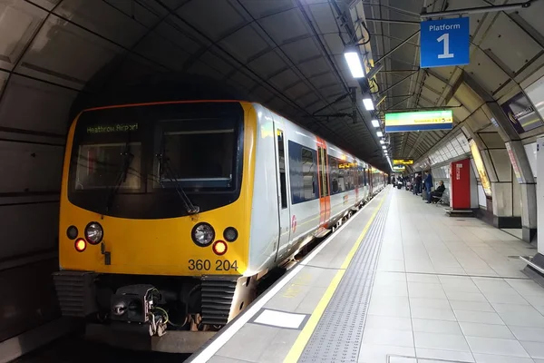 London April 2018 Heathrow Express Train Pulling Terminal Underground Railway — Stockfoto