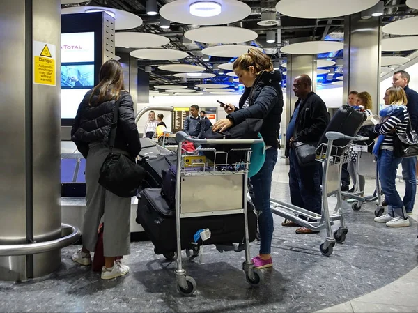 ヒースロー空港で手荷物に空気旅行者が再利用ロンドン イギリス 2018 — ストック写真