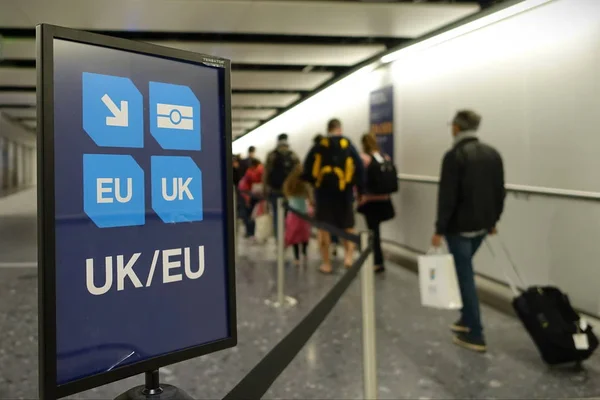 ロンドン イギリス 2018 空気旅行者ヒースロー空港のパスポート コントロールに英国 の車線に沿って進む — ストック写真
