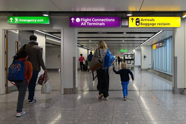 London April 2018 Flugreisende Gehen Gepäckausgabe Und Flugverbindungstransfers Flughafen Heathrow — Stockfoto