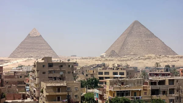 Vista Das Grandes Pirâmides Com Giza Skyline Primeiro Plano — Fotografia de Stock