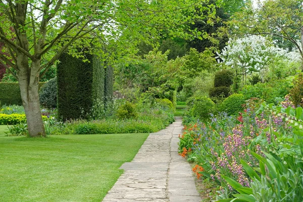 Schilderachtige Uitzicht Van Steen Geplaveid Pad Gras Gazon Flower Bed — Stockfoto