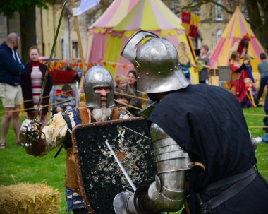 Calne, Uk - 23 Nisan 2017: Ortaçağ savaş meraklıları Aziz George Günü kutlamaları sırasında kasabanın yeşili üzerinde savaşıyorlar. Aziz George İngiltere 'nin koruyucu azizidir..