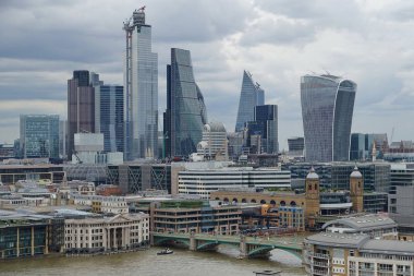 Birleşik Krallık, Londra - 04 Nisan 2019: Bulutlu bir günde Londra şehir manzarası