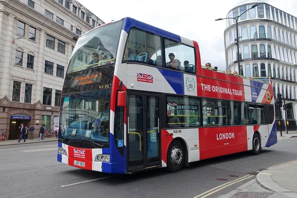 イギリス ロンドン 4月4 2019 伝統的な2つのデッキバスが街の通りを走行 — ストック写真